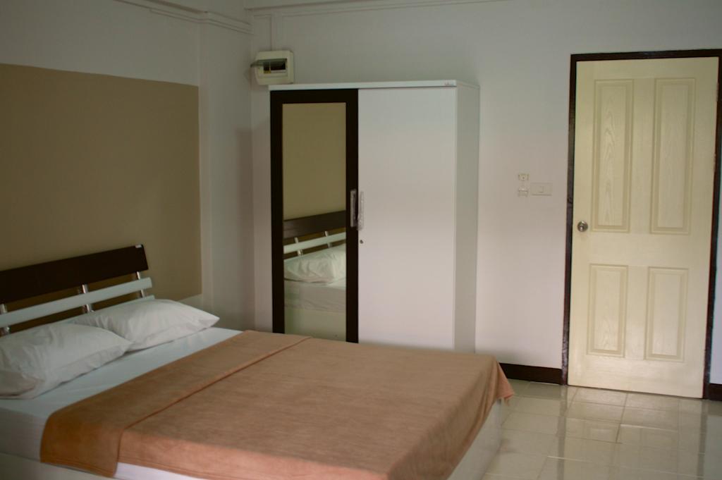 Baanbudsarin Apartment Sing Buri Zewnętrze zdjęcie